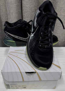 Children's Nike Lebron XXL Shoes | Size 7Y