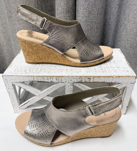 Clarks Lafley Joy Wedges | Size 8.5