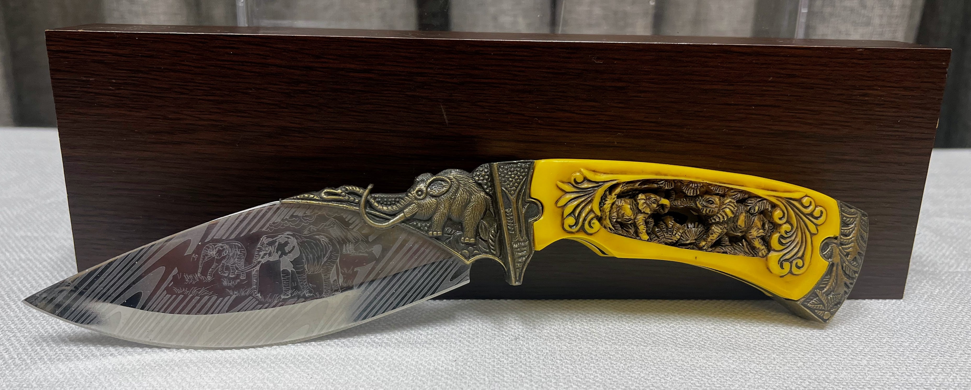 Bud K Wildlife Collection "Elephant" Decorative knife with display box