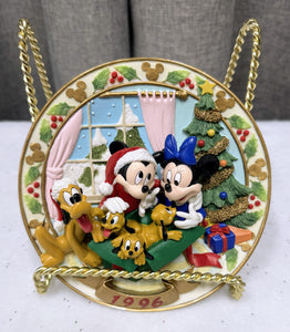 Enesco Mickey, Minnie, and Pluto 1996 3D Holiday Plate